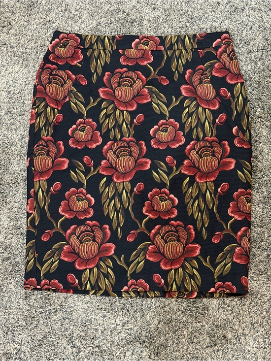 Ann Taylor Dresses & Skirts - Floral Ann Taylor Pencil Skirt in Navy with Rose Print